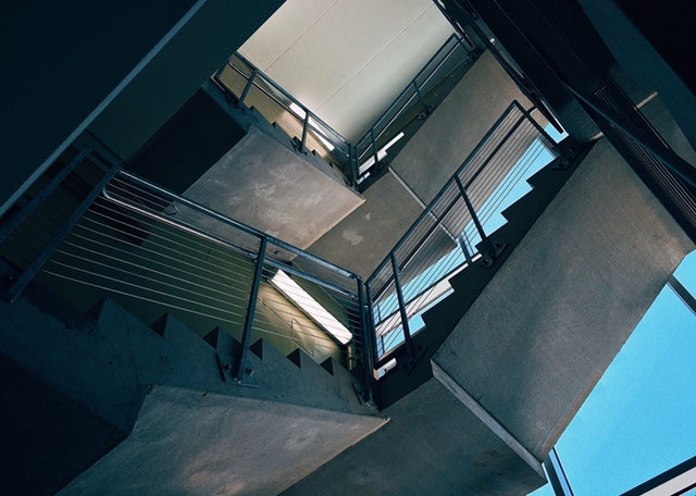 Spodný pohľad na schody s nerezovým zábradlím.jpg